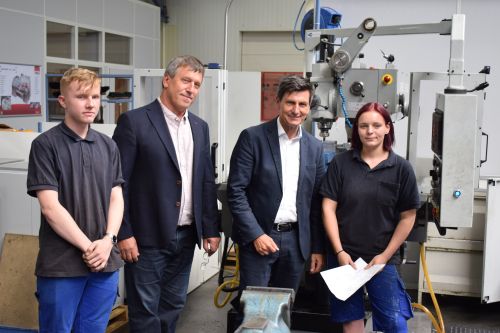 Lehrling Lukas Böhm, Leiter Herbert Preinsperger, Landesrat Illedits und Lehrling Irene Urschler © Jugend am Werk