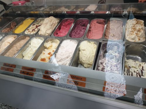 Blick auf die Eissorten im Eissalon Ramelle © Jugend am Werk