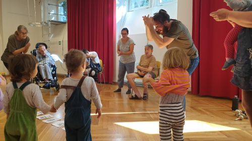 Menschen mit Behinderung und Kinder beim gemeinsamen Musizieren © Jugend am Werk