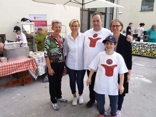 Vorsitzende Gabriele Mörk mit Geschäftsführerin Brigitte Gottschall-Müller, Andreas Heyny und Elisabeth Birsak aus der Werkstätte Kuefsteingasse und Bezirksvorsteherin Michaela Schüchner © Jugend am Werk