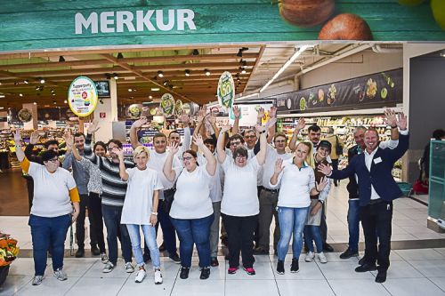 Gruppenfoto vom Aktionstag im Merkur-Markt © Jugend am Werk