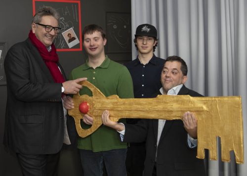 Stadtrat Peter Hacker mit den Bewohnern Stefan Haibl, Niklas Raab und Sharon Kravitz bei der Eröffnung des inklusiven Wohnens Augarten © PID/Gökmen