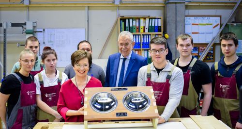 Bundespräsident Alexander Van der Bellen und seine Gattin Doris Schmidauer mit Tischlerlehrlingen und ihrem Ausbilder © Jugend am Werk