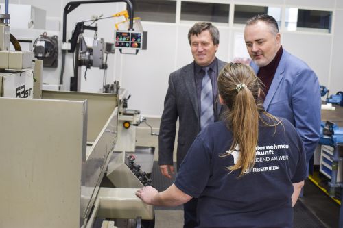 Landeshauptmann Doskozil im Gespräch mit einer Teilnehmerin im Lehrbetrieb Rotenturm © Jugend am Werk