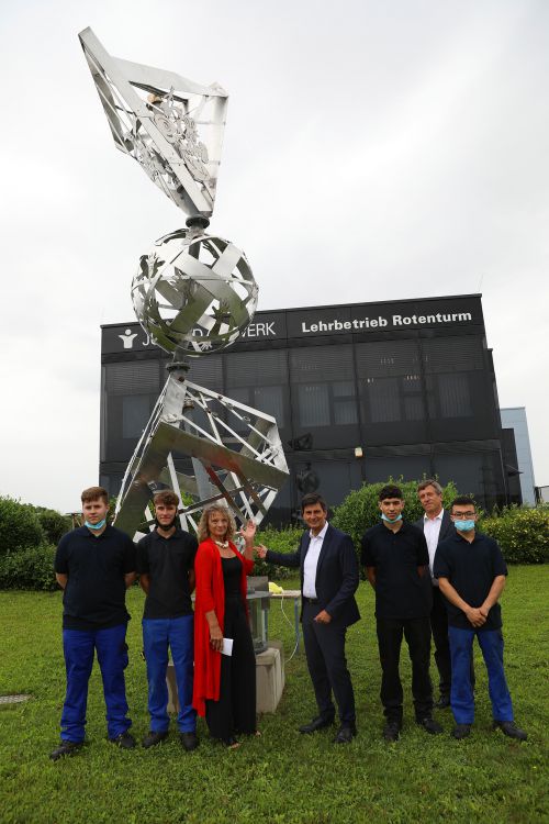 Landesrat Illedits mit Lehrlingen und Künstlerin Ledersberger-Lehoczky vor der Metallskulptur © Landesmedienservice Burgenland