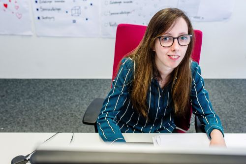 Mitarbeiterin im Büro beim Schreibtisch © Kollektiv Fischka / fischka.com