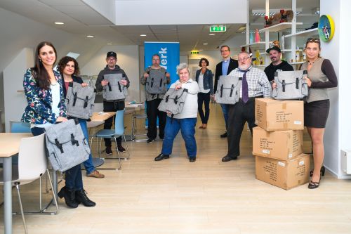 Gruppenfoto von der Übergabe der Rucksäcke an Jugend am Werk © Andi Bruckner