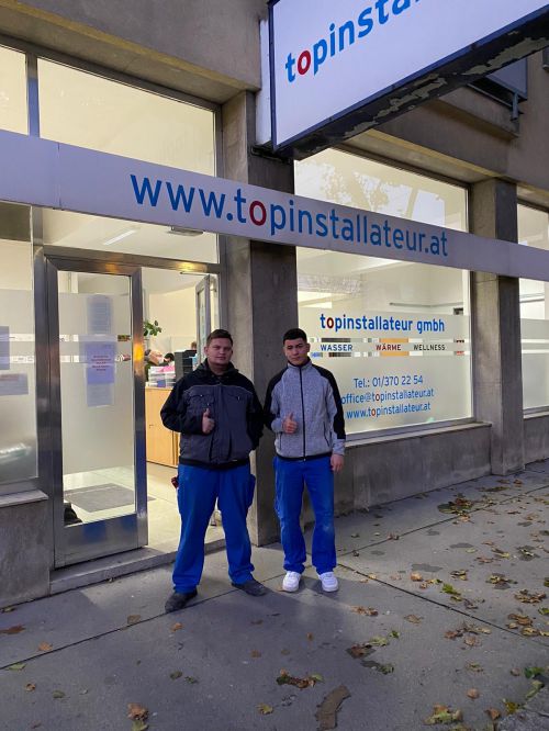 Herr Daniel Jankovic (links) und Herr Batuhan Caliskan (beide 2. Lehrjahr) wurden von der topinstallateur GmbH übernommen © Jugend am Werk
